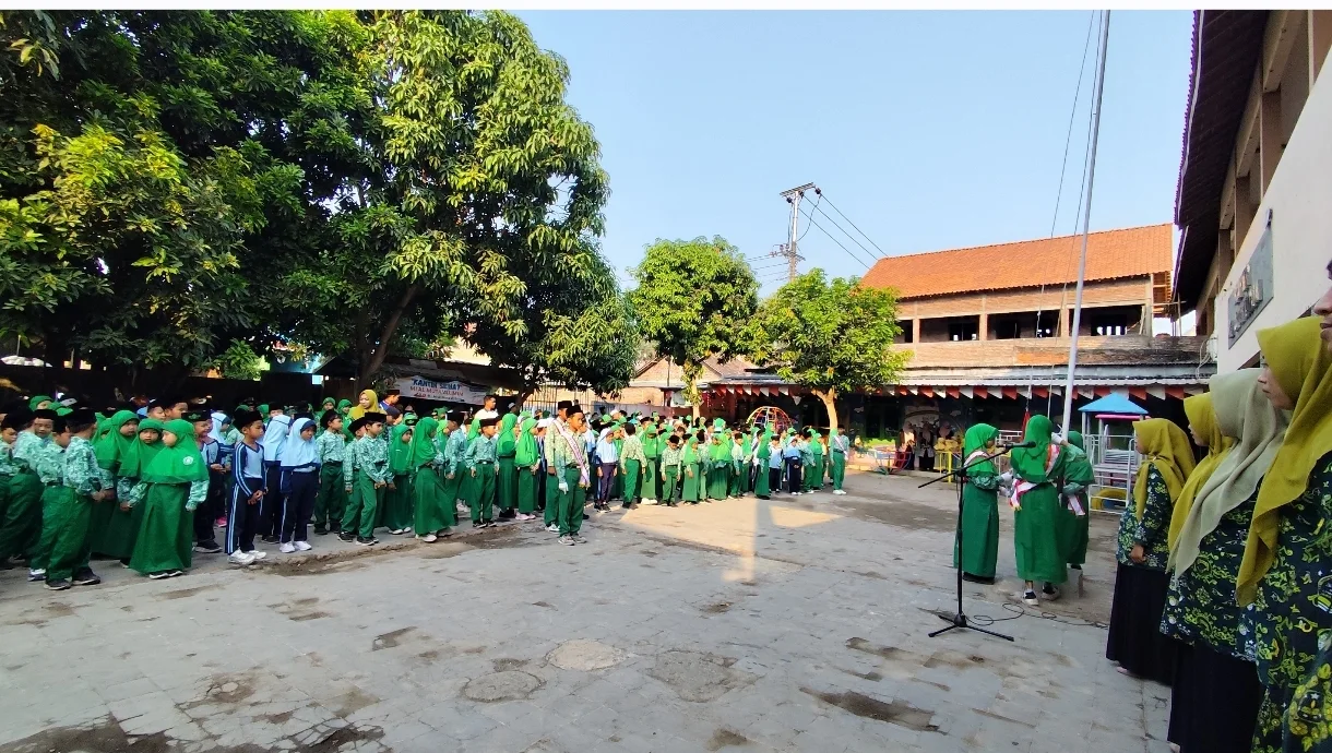 UPACARA BENDERA MEMPERINGATI HARI KESAKTIAN PANCASILA DI MI AL MUTA'ALLIMIN