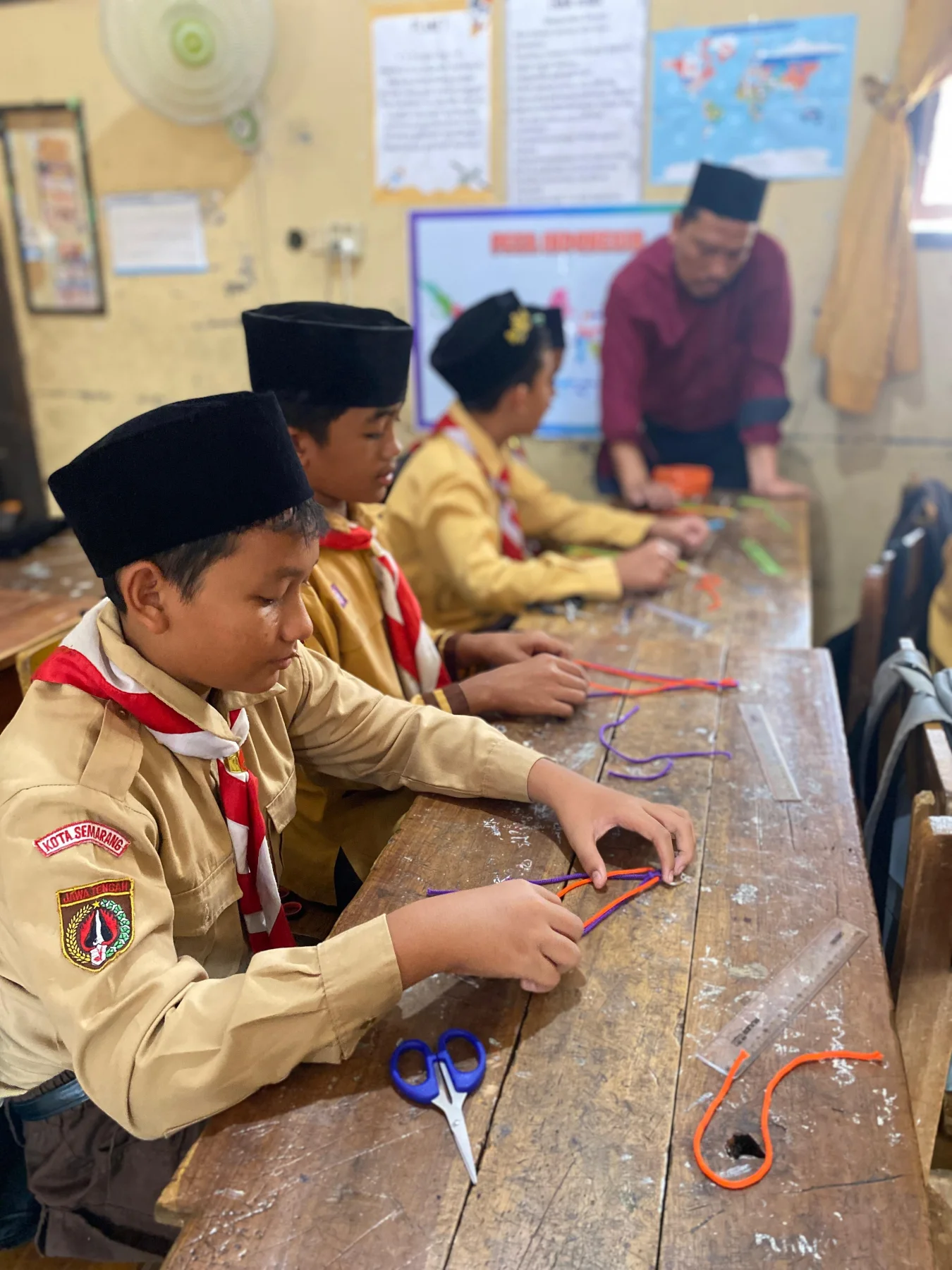Kegiatan Membuat Gelang Makrame