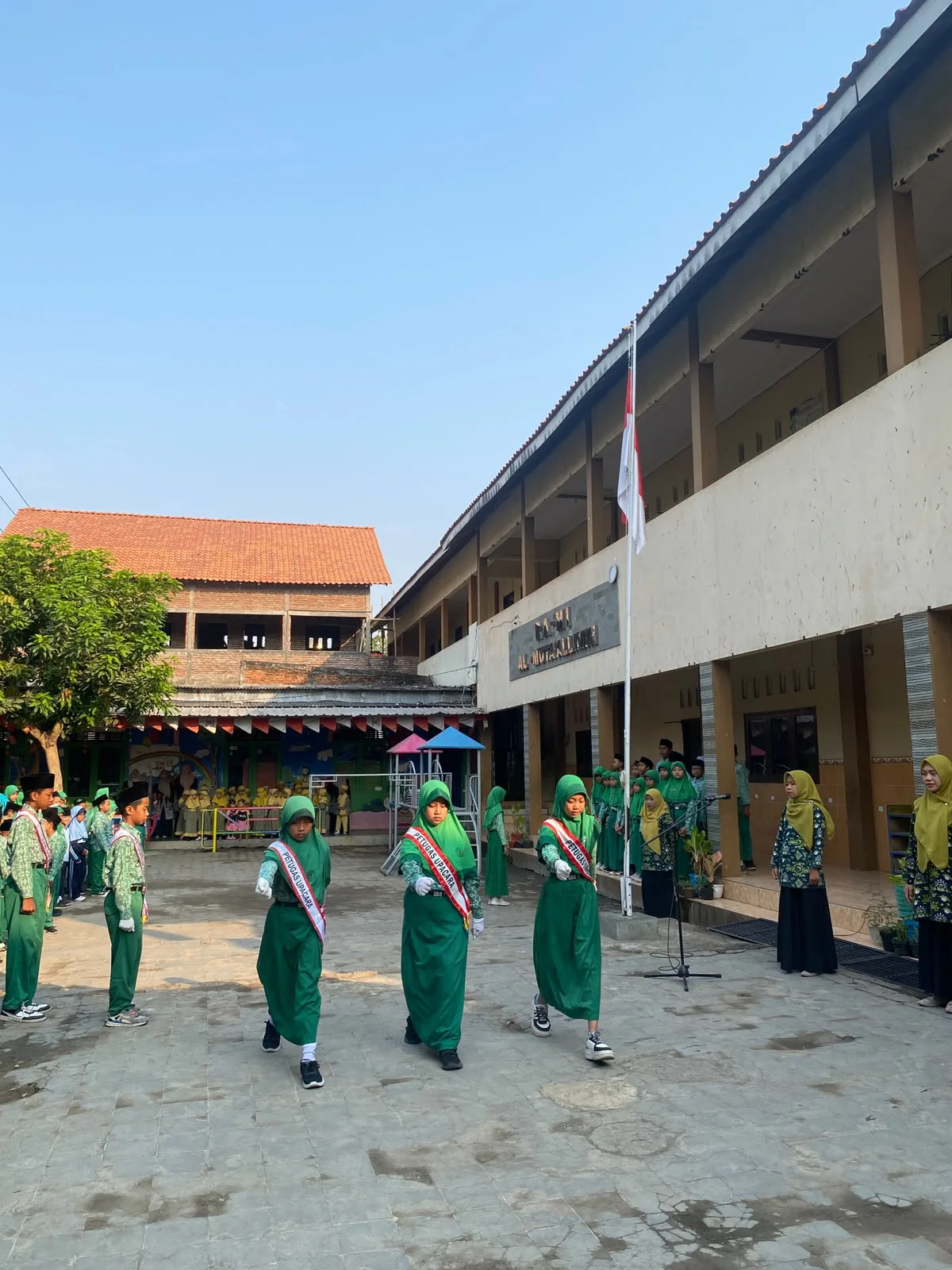 UPACARA BENDERA MEMPERINGATI HARI KESAKTIAN PANCASILA DI MI AL MUTA'ALLIMIN